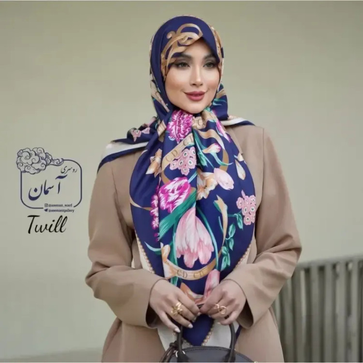 روسری ساتن ابریشم قواره 140 طرح رزگلد دور دوخت مجلسی